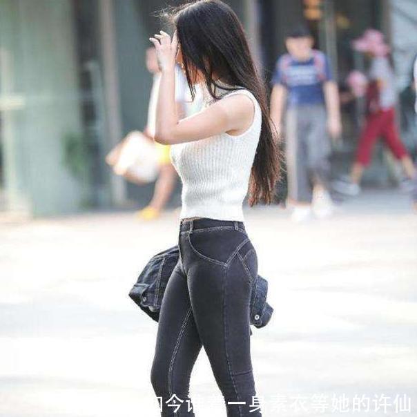 紧身裤|美女街拍白色吊带裙搭配跟鞋，街头格外耀眼！