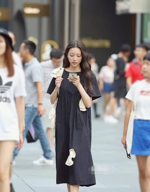 街拍花枝招展的小姐姐,柔美自然很吸引目光