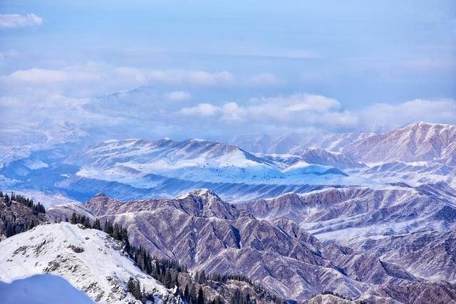 世界上最先进的索道在马牙山，投资七千八百万，风景十分壮观