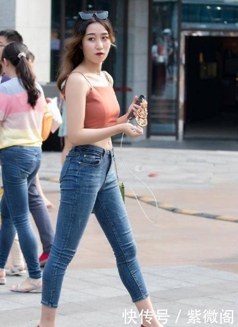 别致|小妹妹曲线优美,穿搭紧身牛仔裤,呈现婉约别致女性韵味!