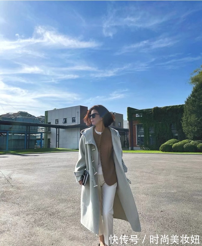 裤子|“白裤子”才是万能的搭配神器,9个造型告诉你答案,高级洋气