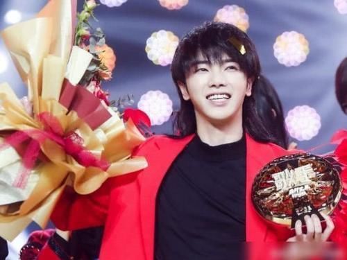 新裤子是节目组卧底主唱跑调拖周深后腿，双方不熟合演前才互关