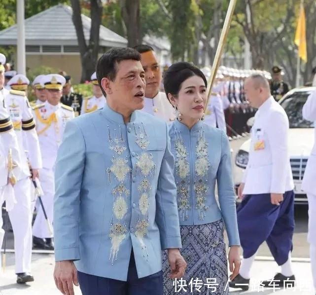 海报&诗妮娜又要凉凉了?泰王室最新全家福海报缺少诗妮娜,王后笑开花