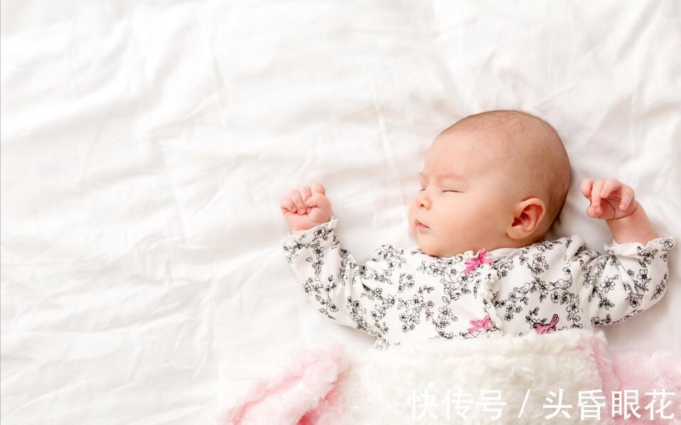 新生儿|新生儿老摆出“举手投降”的睡姿?正不正常你说了不算,看月龄