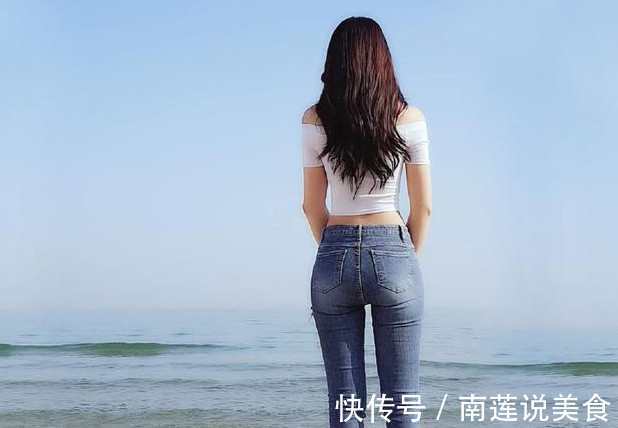 紧身裤 身形紧致的牛仔裤美女,靓丽身材十分有韵味