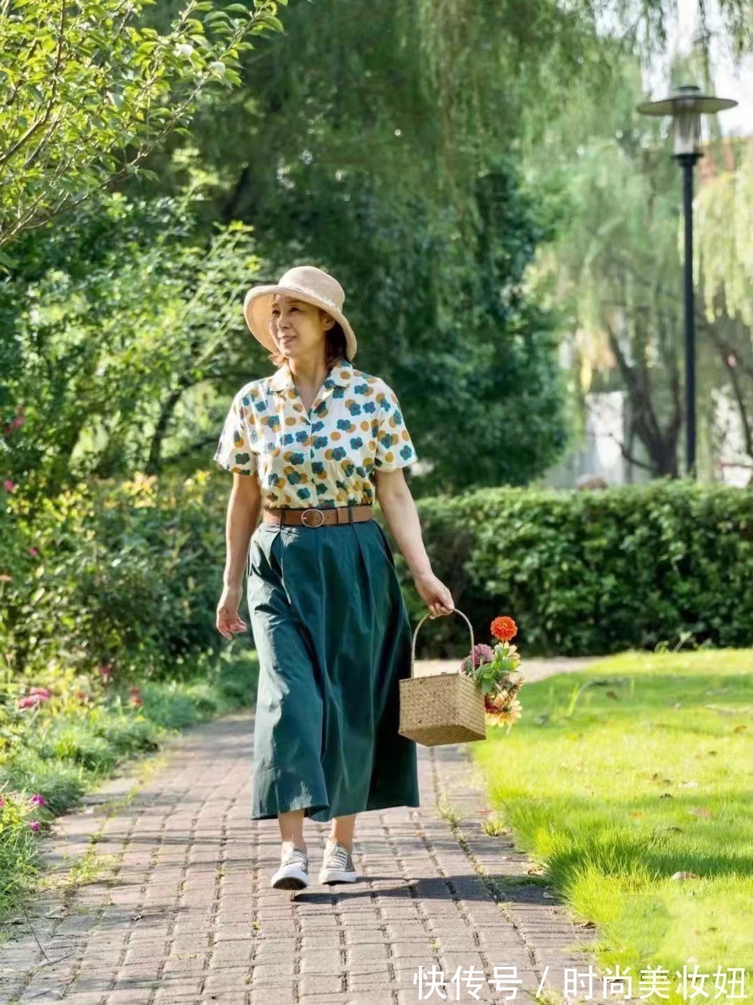 撞色 上年纪的女人不要千篇一律,学会“撞色”搭配,65岁照样美得惊艳