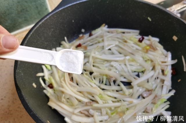 白菜帮这样做,清脆爽口又开胃,做法简单易学,太下饭了!