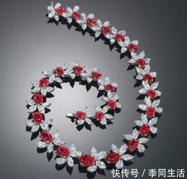 钻石 钻石项链颇具时代气息,女士的最爱之一,钻石首饰的魅力在哪里?