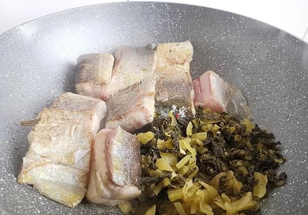 午餐这样焖了一锅美食，有菜有饼，咸鲜味美，家人连说做得太少