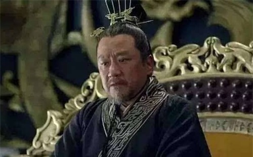 皇帝在下棋,高僧进宫求见,皇帝吃棋子大喊:杀掉!高僧就此被杀