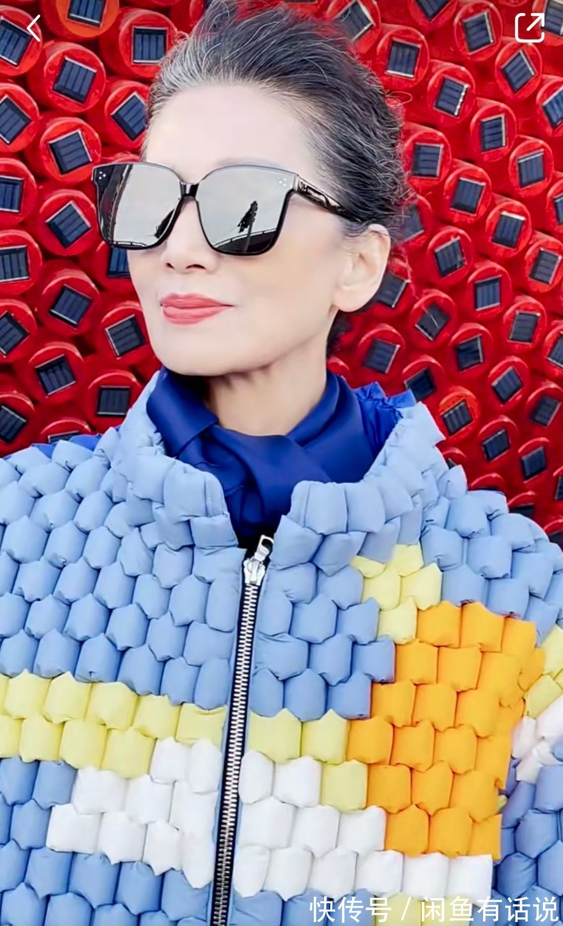 配饰 75岁北京奶奶真潮,那么花的羽绒服也敢穿,配一头白发看着太拉风