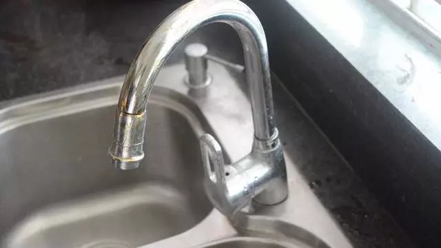妙用|用完的牙膏管别扔掉，放在厨房一年能省不少钱，邻居见了纷纷学