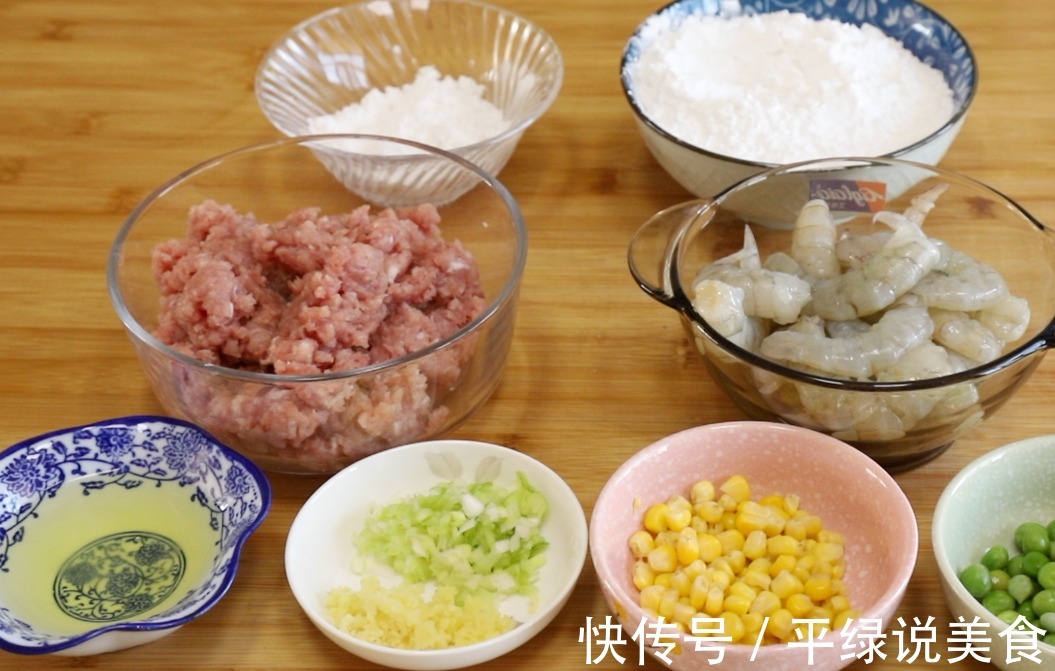 做水晶鲜虾包时,切记不要直接和面,多加这一步,面皮不裂还筋道