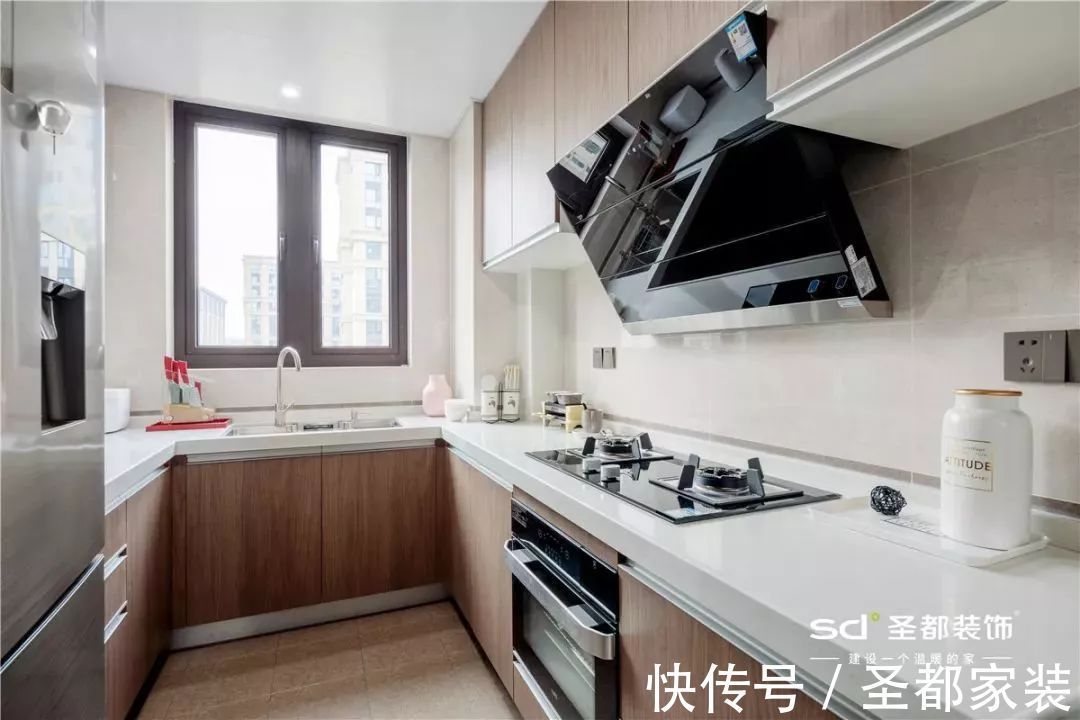 婚房|客餐厅一体+L型厨房设计,小户型婚房装修模板,温馨又甜蜜