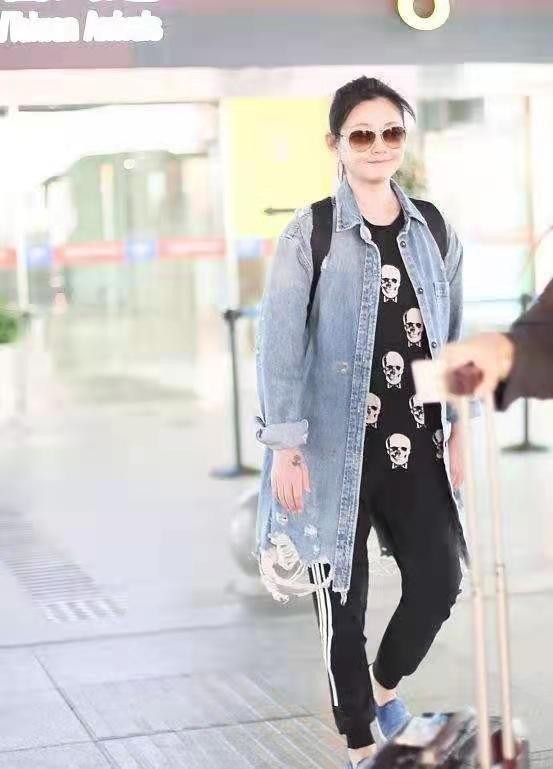大S又美出圈了,穿着牛仔外套搭配休闲裤随性简约,难掩高级感!