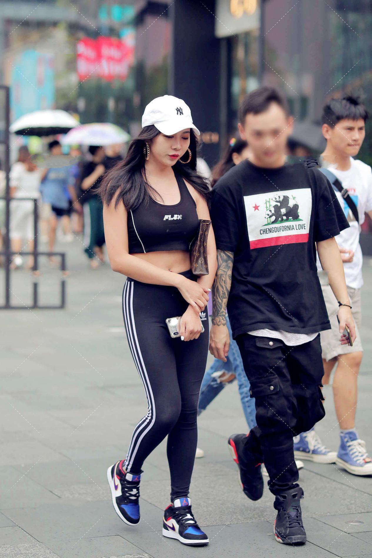 黑色运动套装, 搭配白色鸭舌帽, 打造不一样的时尚感