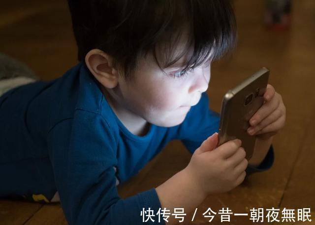 学习成绩|经常玩手机的孩子,和不常玩手机的孩子,5年后这3点差距很明显