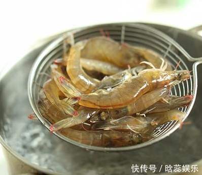 白水煮虾时,别再只会加盐和生姜了,多加2个料,虾肉不会腥更香