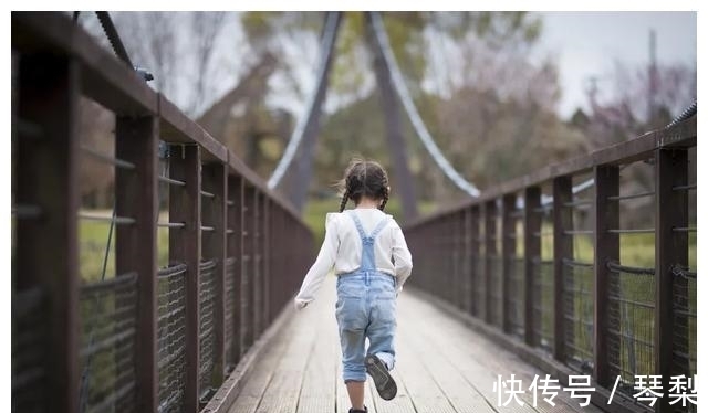 小养女孩,最怕父母用这4件事,毁掉她一生的潜力