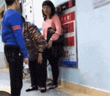 |搞笑GIF:大姐 你穿的是假裙子吧 起跳那一下真的吓到我了