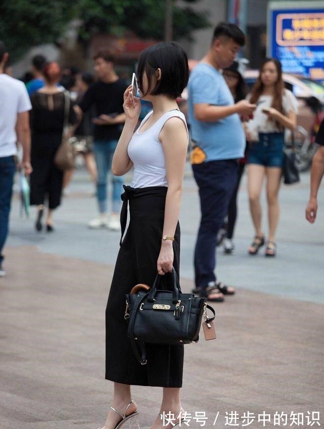 鲨鱼裤 鲨鱼裤知性又俏皮,利落又不乏活力感,比例也好!