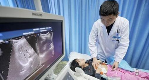 大宝|孩子多大年龄才能吃大人的饭菜？儿科医生：应该分年龄段喂养孩子