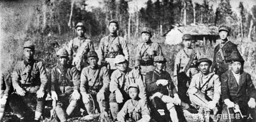抗日|真实的东北抗日联军旧照，雪地里和日军作战，战士个个身形彪悍