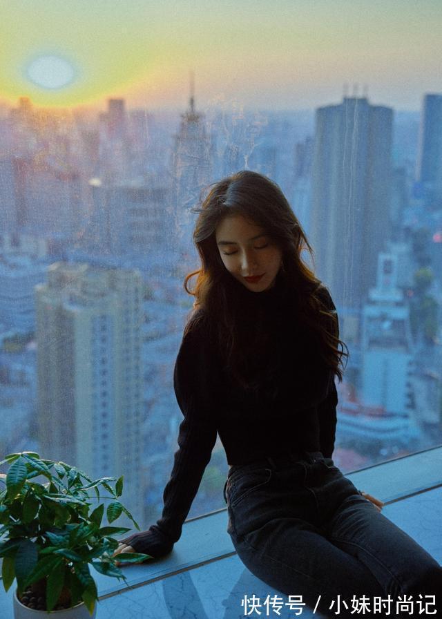 穿搭 Angelababy真不怕冷,都降温了还要露腰,不过身材是真的优越