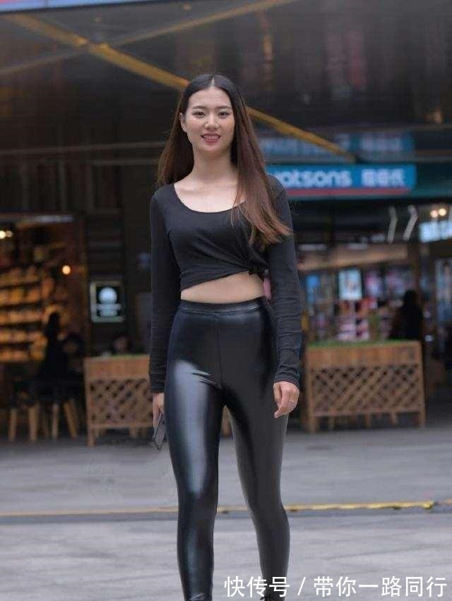 长靴 黑色露脐长靴搭配黑色复古打底裤,复古的气息,女性魅力十足!
