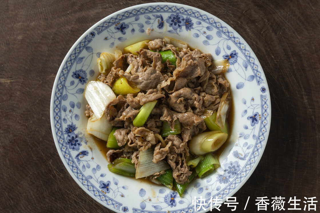 爆炒|葱爆羊肉，直接炒还是先焯水都不对，教你一招，羊肉鲜嫩不膻