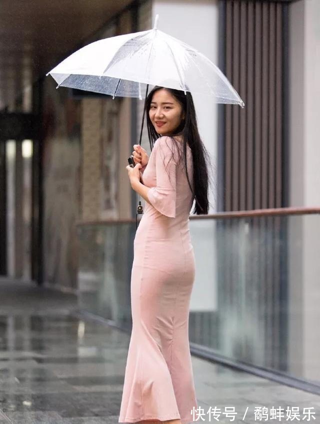 搭配 美女修身的连衣裙诠释出曼妙的身材,搭配一双尖头高跟鞋十分优雅