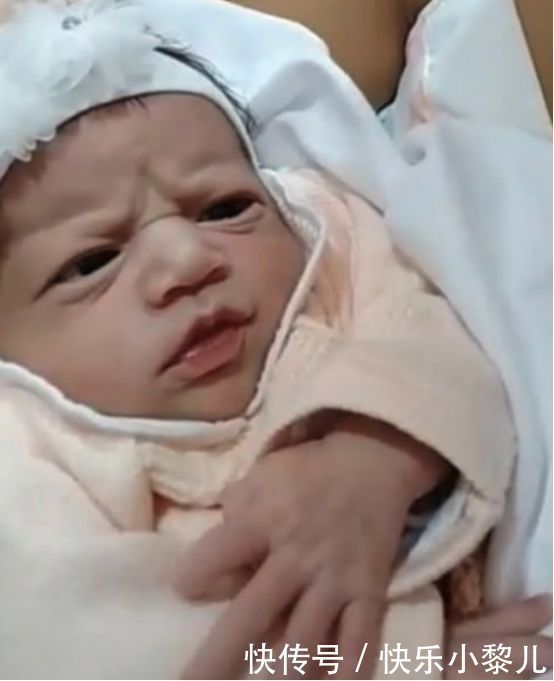 巴西“臭脸”宝宝走红，怒瞪医生引大笑，网友：表情包出炉