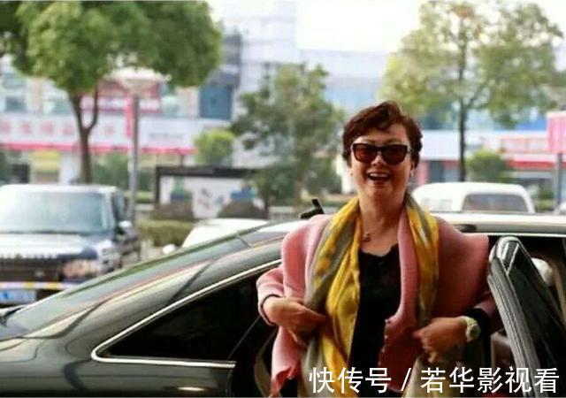 纯色 赵静过了60岁也是很有姿色的奶奶，穿黑裙披金色围巾，丰润高贵