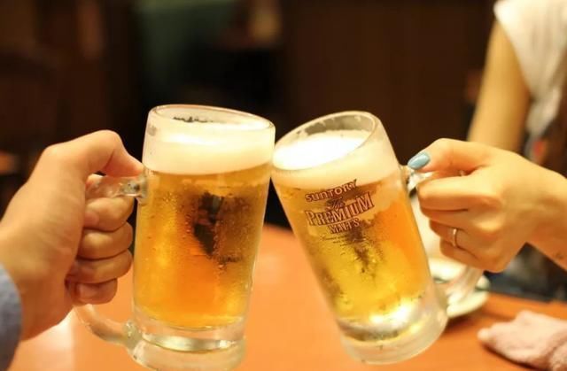 啤酒喝着好苦还胀肚?那是因为你根本不会喝。教你三招,来看看吧