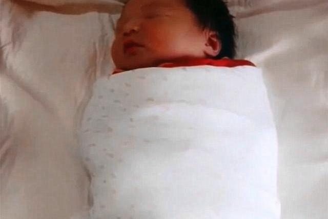 护士|宝宝刚出生,爷爷和姥爷的行为逗笑查房护士,奶奶姥姥一边站