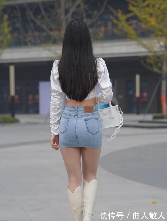 小姐姐 蓝色包臀牛仔短裙搭配白色短款方领上衣,身材高挑小姐姐太过抢眼!