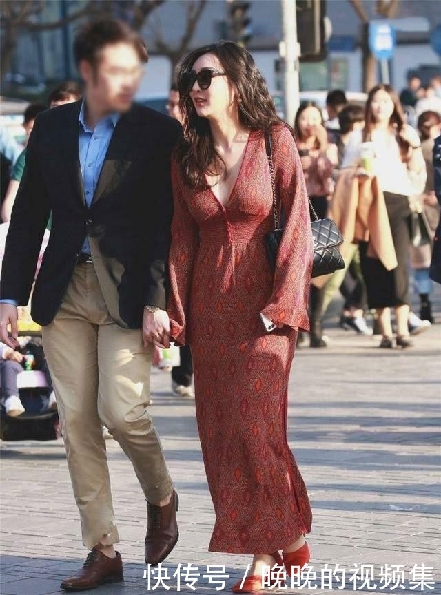 身穿红色低v领长裙的美女好性感,移不开眼