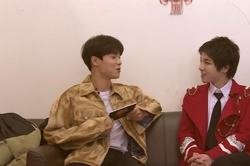 蓝台派新人记者参访华晨宇,却因为坐姿受到吐槽,怎么这么不知道尊重人呢