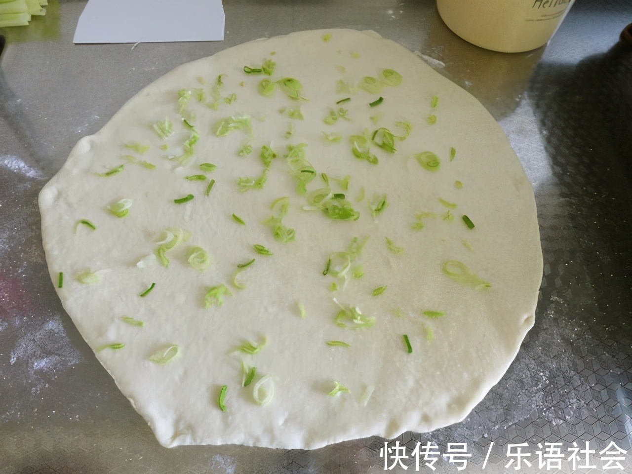 面团|面粉别蒸馒头了,手把手教你做葱香花卷,一压一卷层次多