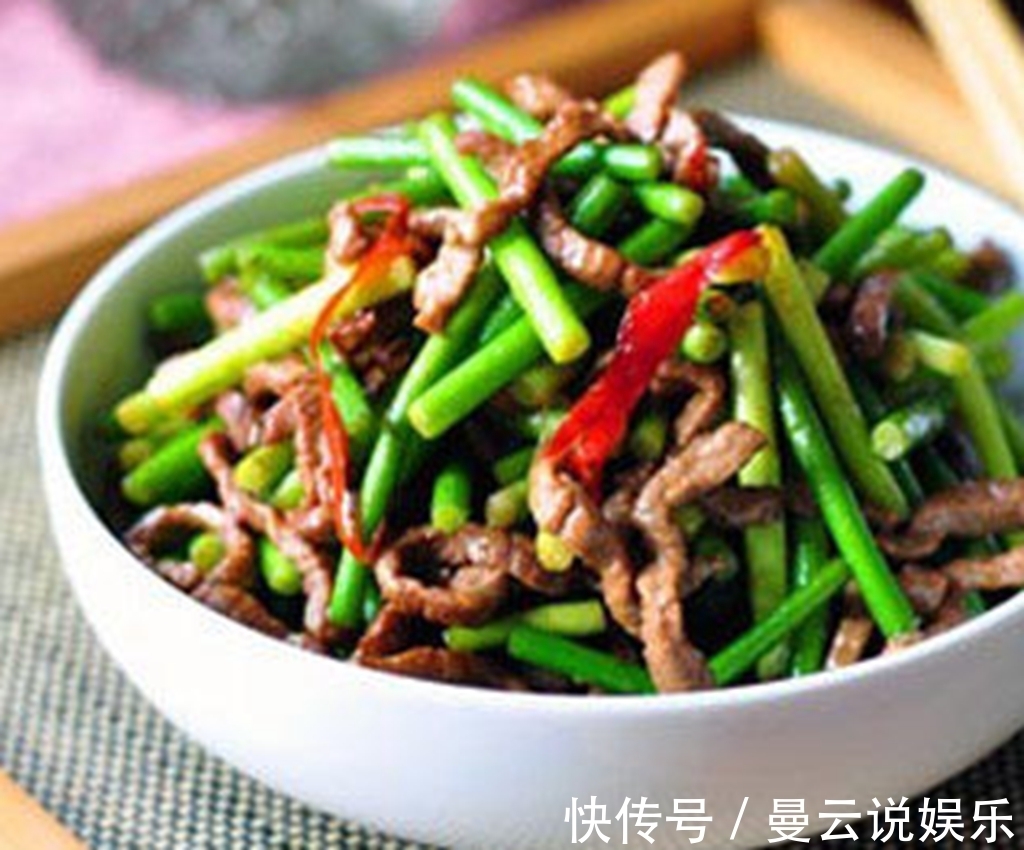 炒蒜苔时，万万别直接下锅炒，如果少了这一步，又老又柴还发黑！