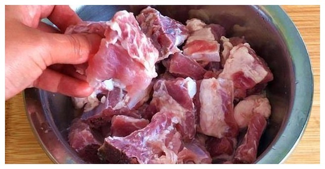 一语道破|为何排骨焯水后又腥又柴老厨师一语道破,方法没错,是水错了