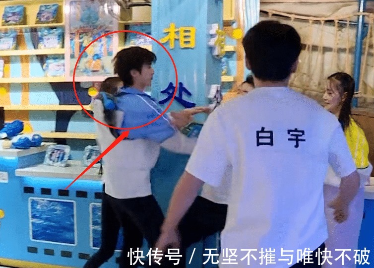 鄭愷|鄭愷秒撕蔡徐坤名牌，我卻關注蔡徐坤被撕后的舉動，細節暴露人品