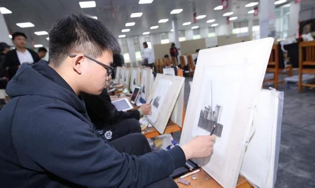 名牌大学|当学渣美术生迷上画偶像,画面变得一言难尽,网友:你个假粉丝