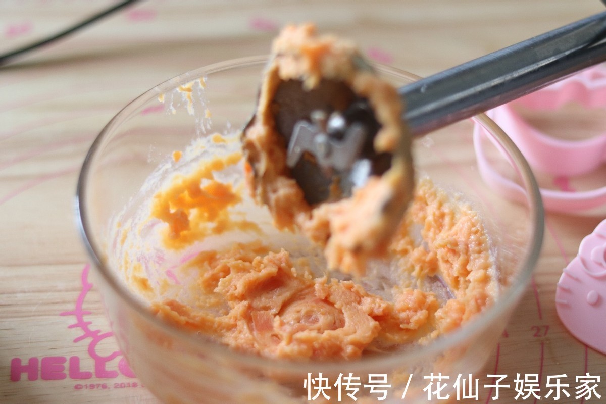 红薯搭配奶粉，做出来美味的饼干，味道香甜极了