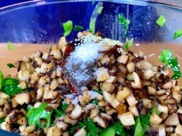 香菇青菜包好吃有诀窍,低脂低热量,翠绿鲜嫩,一次做20个不够吃