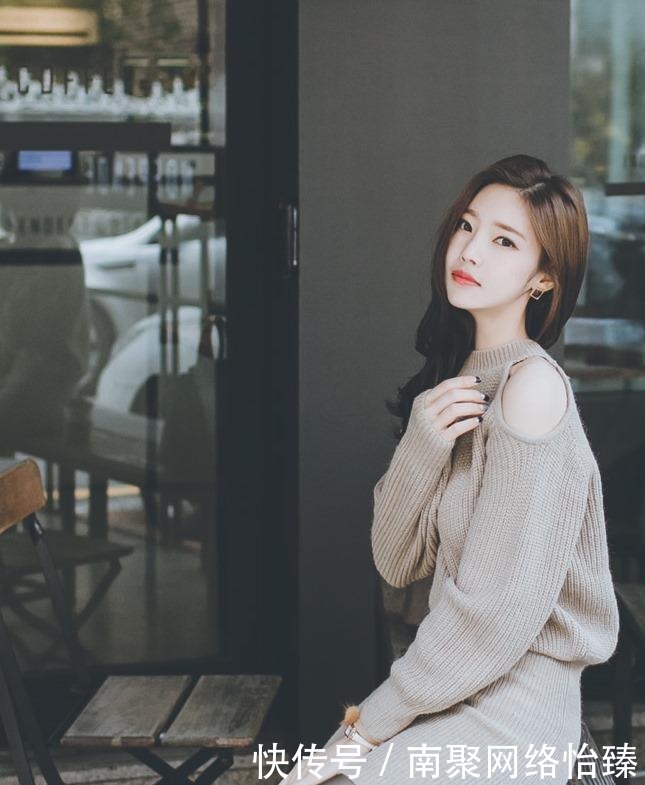 连衣裙|针织包臀连衣裙+黑丝袜,美丽又时尚,气质这块拿捏的稳稳的