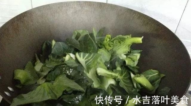 炒青菜|无论炒什么青菜，都不要直接下油锅！做好这2步，出锅翠绿不变黑！