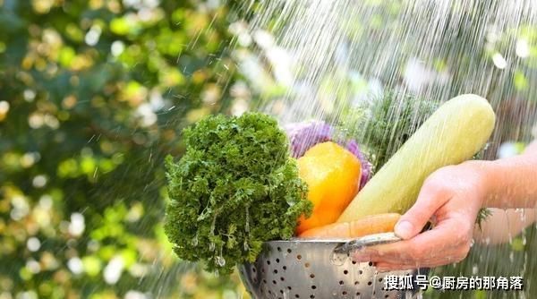 食材|炒菜时，油为何总是四处飞溅？大厨：只需加1物，不炸锅不溅油
