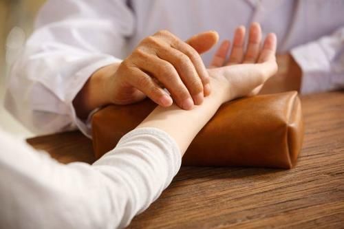 代茶饮|中医绝学身体湿气大的人,用这2味中药泡水喝,祛湿排毒不伤身