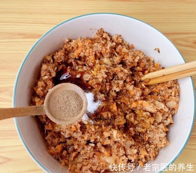 香菇鸡肉馄饨,薄皮大馅,汤鲜肉嫩!